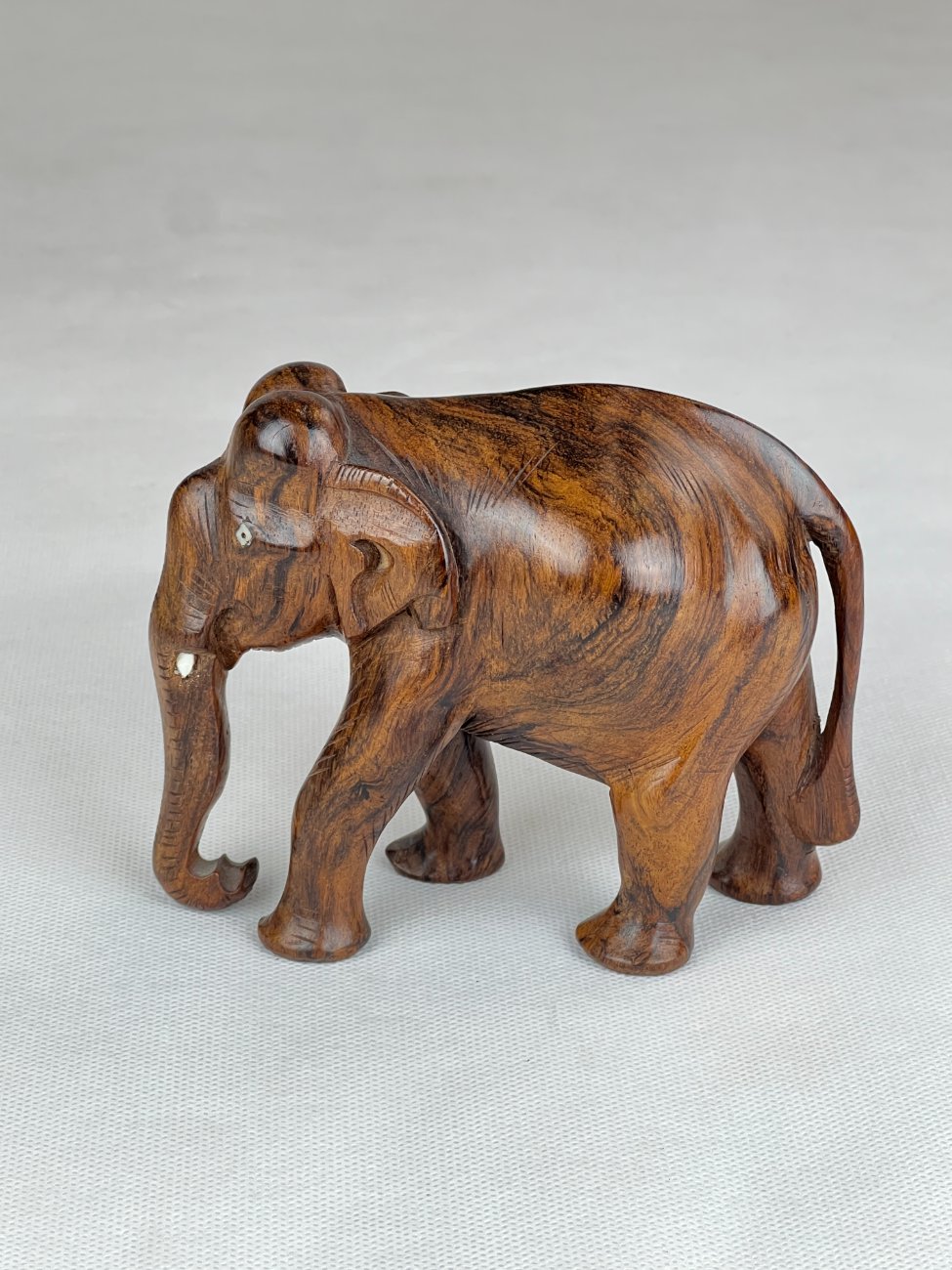 HN0097-kitokios-skulpturos-1 Medinė dramblio statula 7x14x11 cm