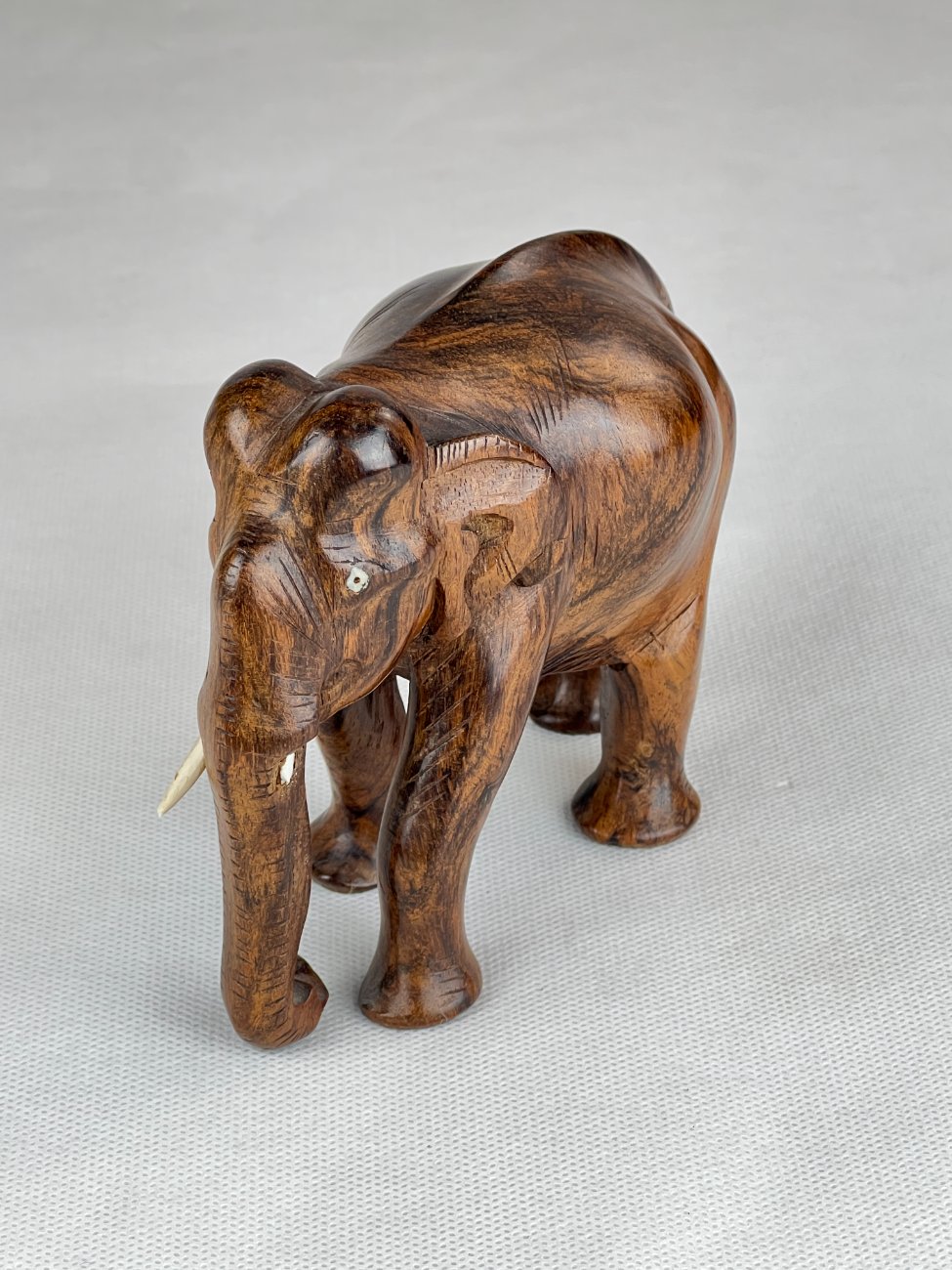 HN0097-kitokios-skulpturos-3 Medinė dramblio statula 7x14x11 cm