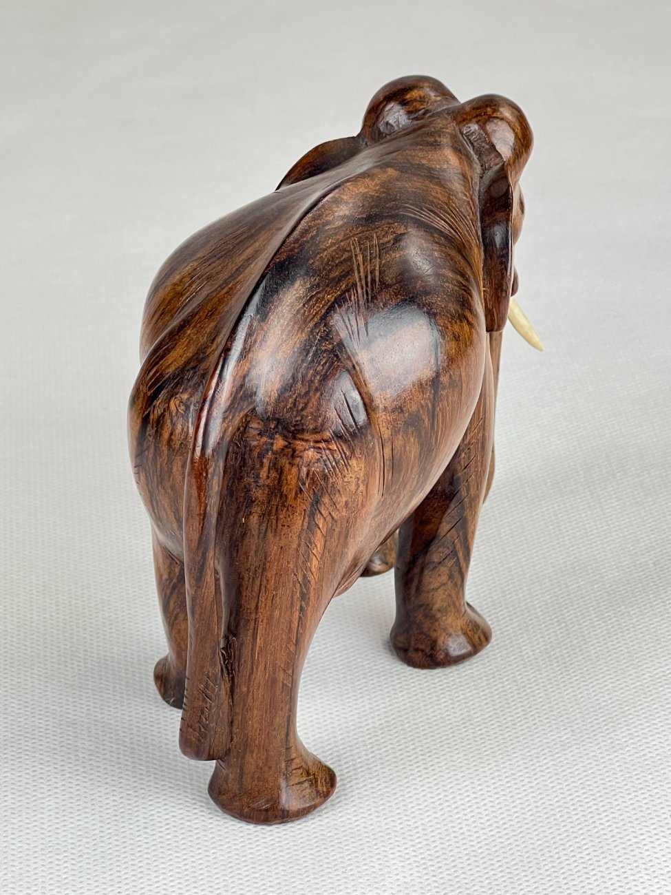 HN0097-kitokios-skulpturos-4 Medinė dramblio statula 7x14x11 cm