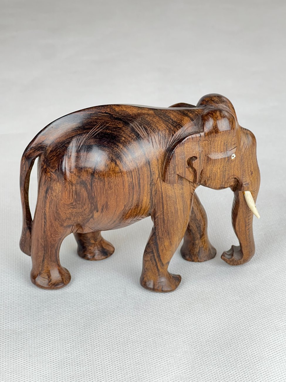 HN0097-kitokios-skulpturos-5 Medinė dramblio statula 7x14x11 cm