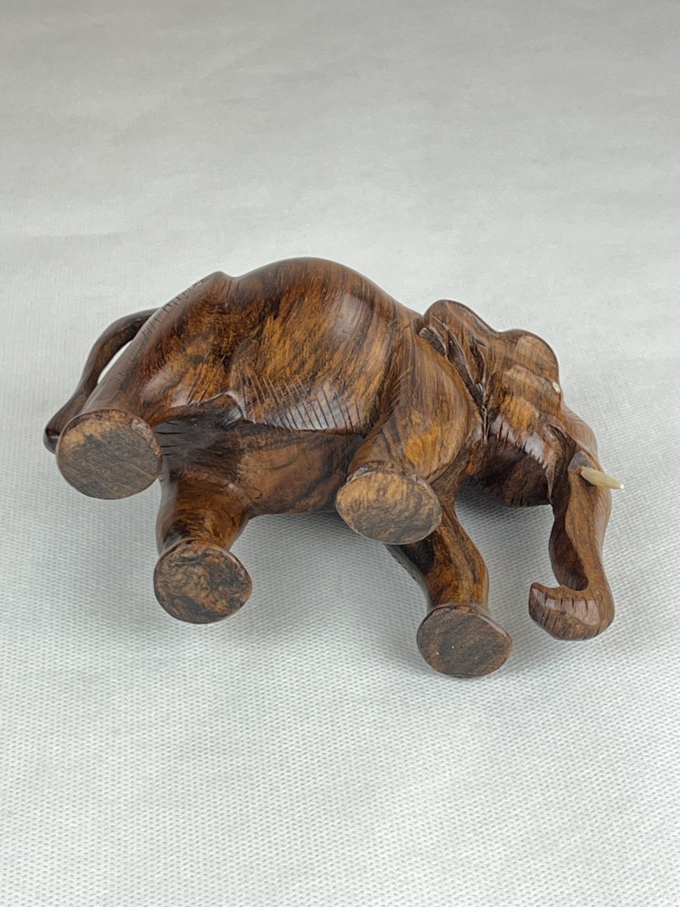 HN0097-kitokios-skulpturos-6 Medinė dramblio statula 7x14x11 cm