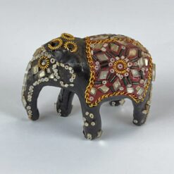 Medinė dramblio statula, dekoruota karoliukais ir stiklu 4x8x6 cm