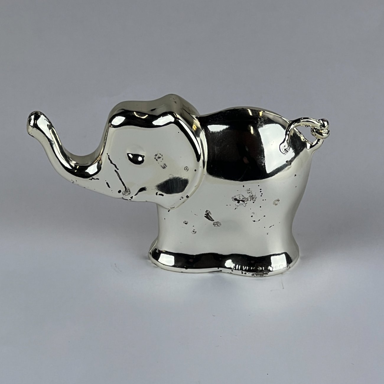 HN0117-kitokios-skulpturos-0 Sidabruoto metalo dramblio statula 2,5x9x5,5 cm