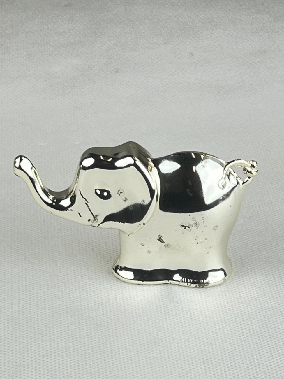 HN0117-kitokios-skulpturos-1 Sidabruoto metalo dramblio statula 2,5x9x5,5 cm