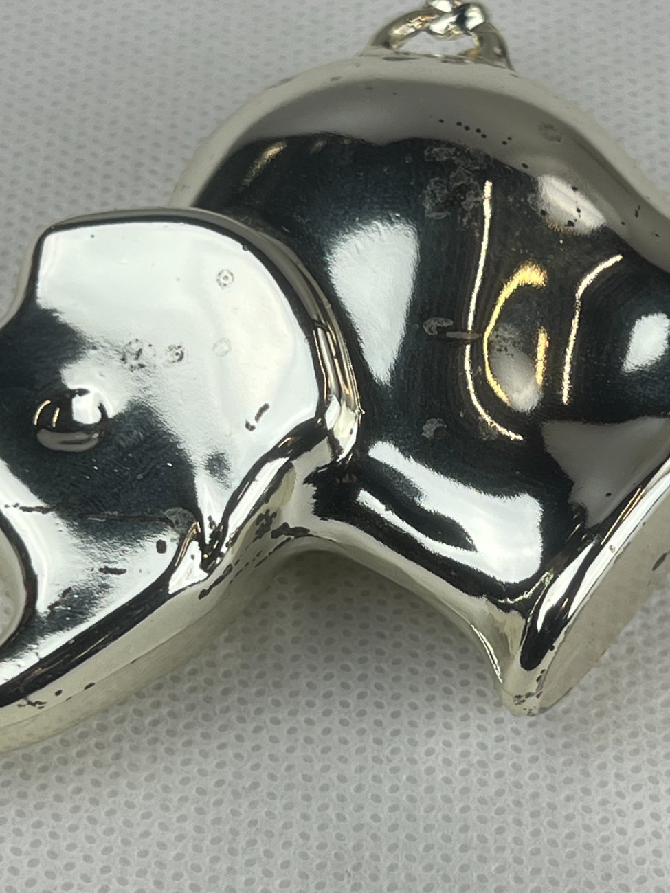 HN0117-kitokios-skulpturos-11 Sidabruoto metalo dramblio statula 2,5x9x5,5 cm