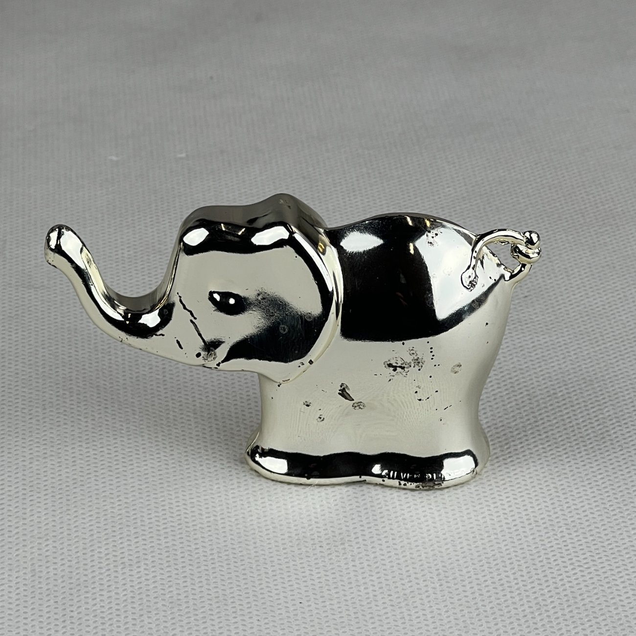 HN0117-kitokios-skulpturos-2 Sidabruoto metalo dramblio statula 2,5x9x5,5 cm