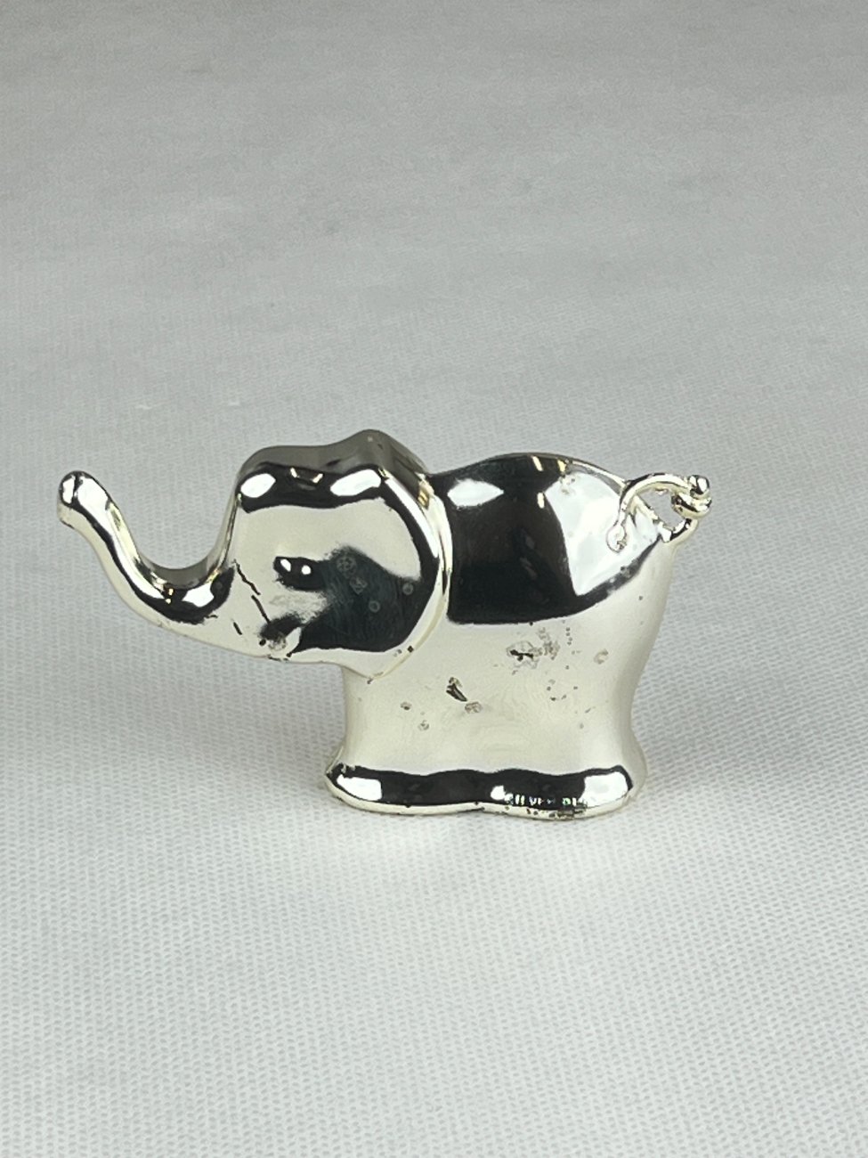 HN0117-kitokios-skulpturos-4 Sidabruoto metalo dramblio statula 2,5x9x5,5 cm