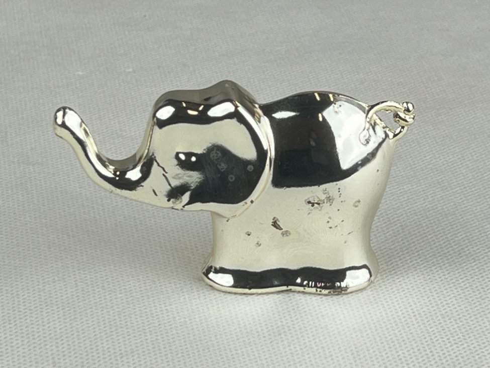 HN0117-kitokios-skulpturos-5 Sidabruoto metalo dramblio statula 2,5x9x5,5 cm