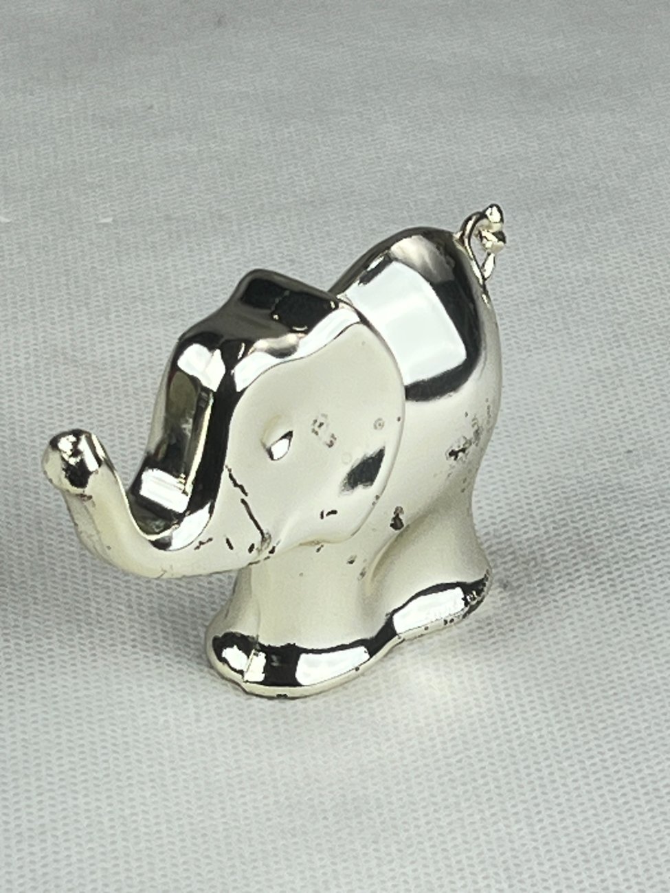 HN0117-kitokios-skulpturos-6 Sidabruoto metalo dramblio statula 2,5x9x5,5 cm