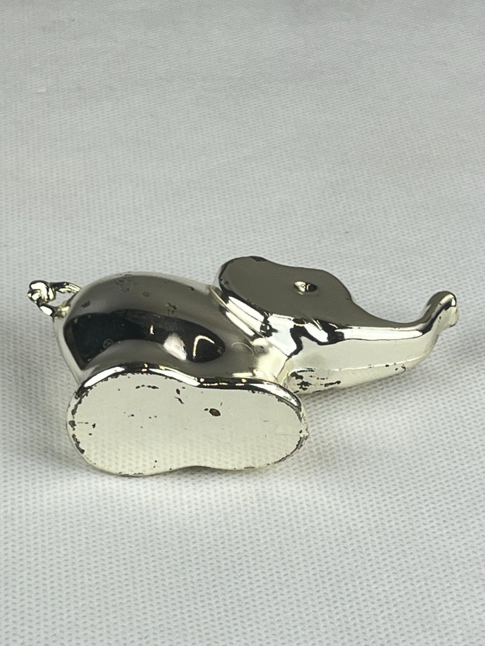 HN0117-kitokios-skulpturos-9 Sidabruoto metalo dramblio statula 2,5x9x5,5 cm