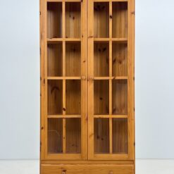 Pušies medžio vitrina 31x88x188 cm