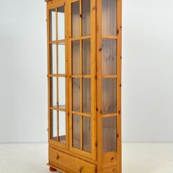 Pušies medžio vitrina 31x88x188 cm