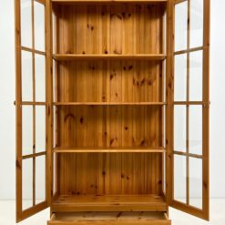 Pušies medžio vitrina 31x88x188 cm