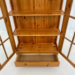 Pušies medžio vitrina 31x88x188 cm