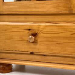 Pušies medžio vitrina 31x88x188 cm