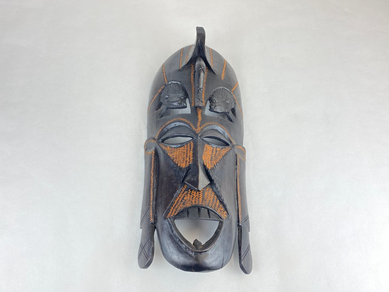 HN0153-interjero-ir-apdailos-detales-2 Medinė afrikietiška kaukė 9×21,5×50 cm