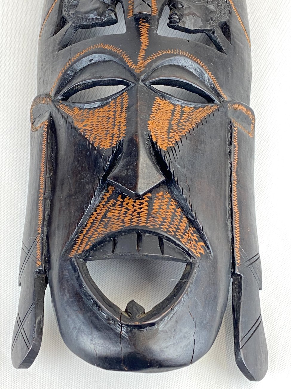 HN0153-interjero-ir-apdailos-detales-5 Medinė afrikietiška kaukė 9×21,5×50 cm