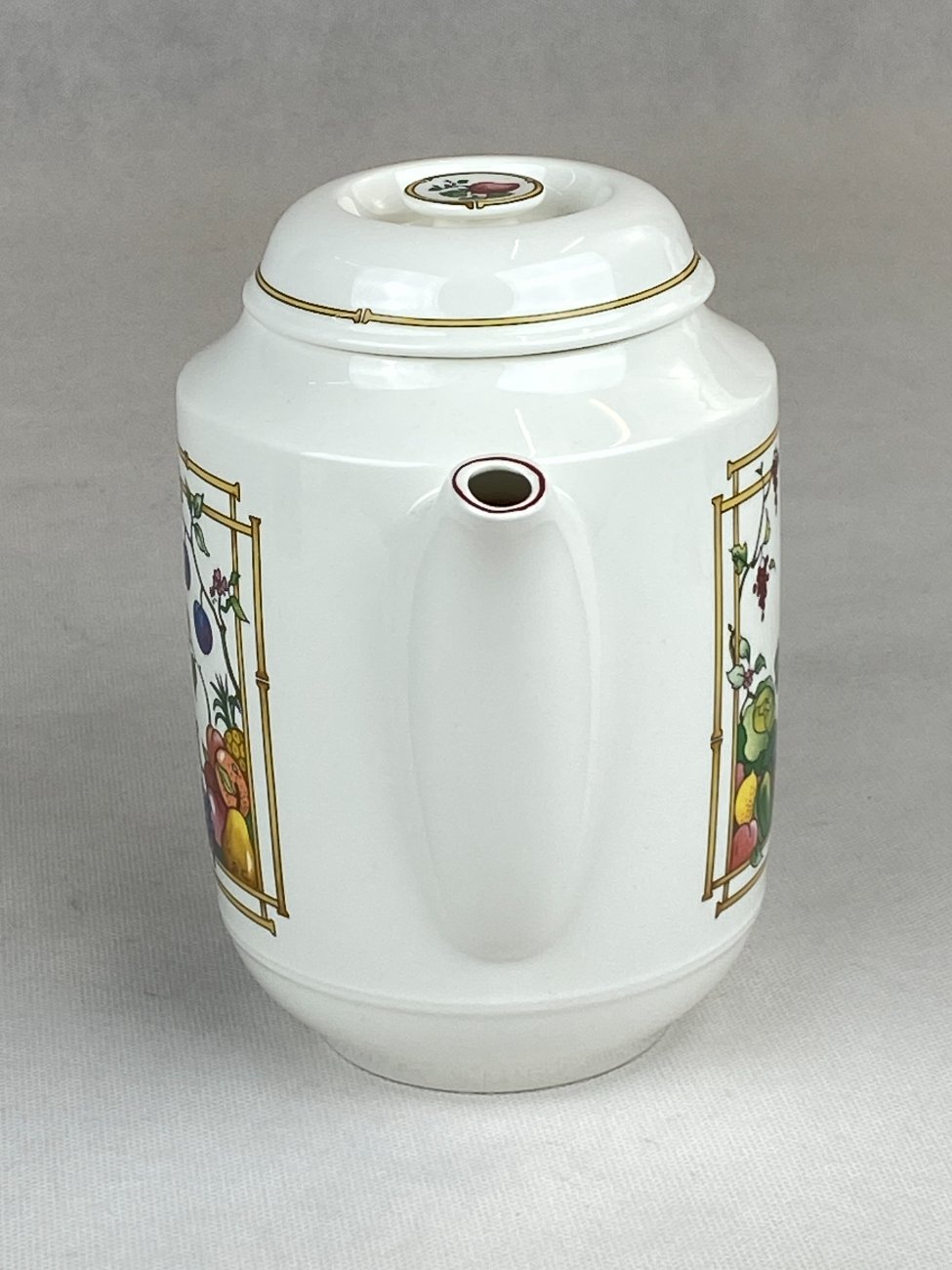 HN0169-arbatinukai-virduliai-3 Porcelianinis “Villeroy Boch” serijos “Mon Jardin” arbatinukas 1.1 l. 12x22x17 cm