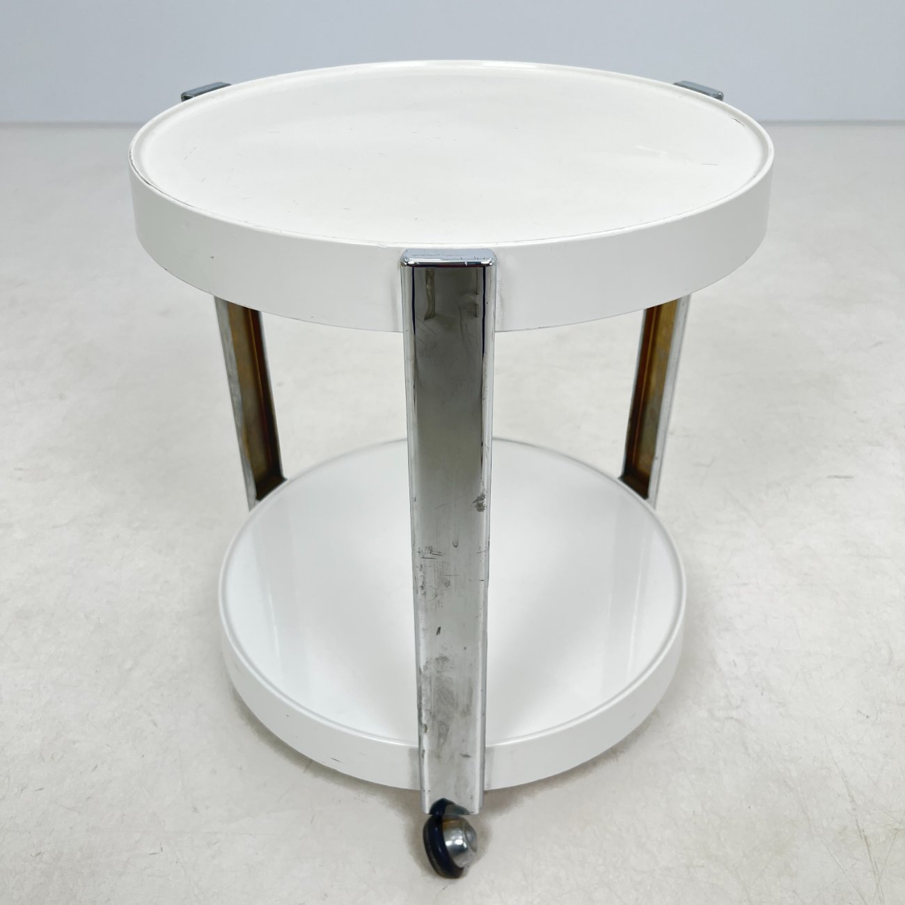 HN0176-stalai-0 Vintažinis plastikinis serviravimo staliukas ant ratukų 47,5×47,5×52,5 cm