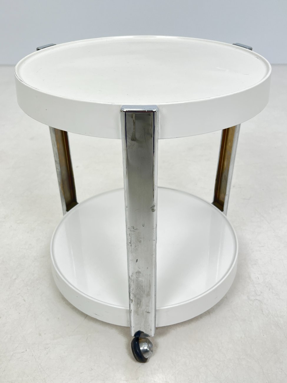 HN0176-stalai-1 Vintažinis plastikinis serviravimo staliukas ant ratukų 47,5×47,5×52,5 cm