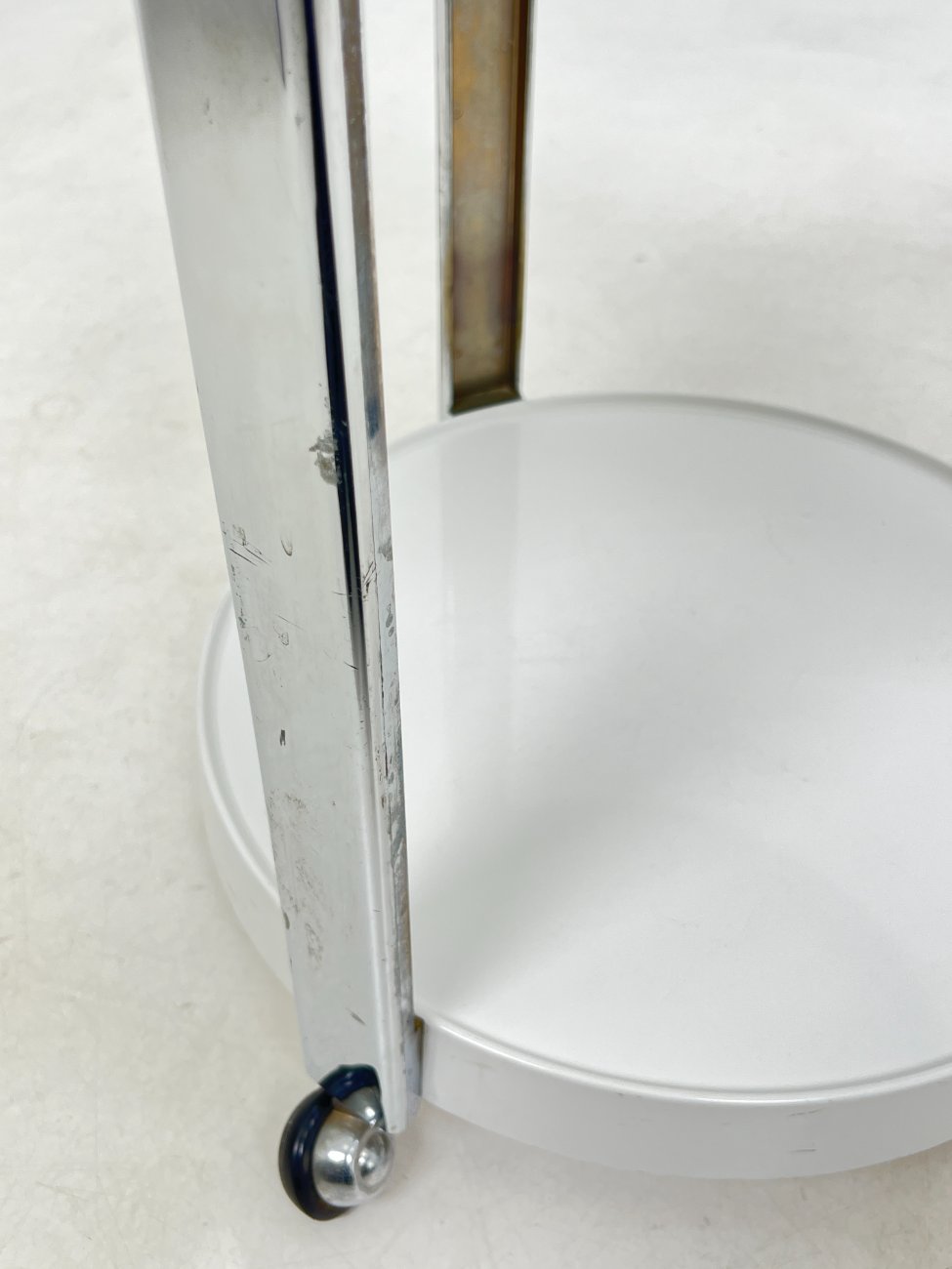 HN0176-stalai-10 Vintažinis plastikinis serviravimo staliukas ant ratukų 47,5×47,5×52,5 cm