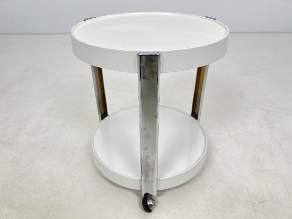 HN0176-stalai-2 Vintažinis plastikinis serviravimo staliukas ant ratukų 47,5×47,5×52,5 cm