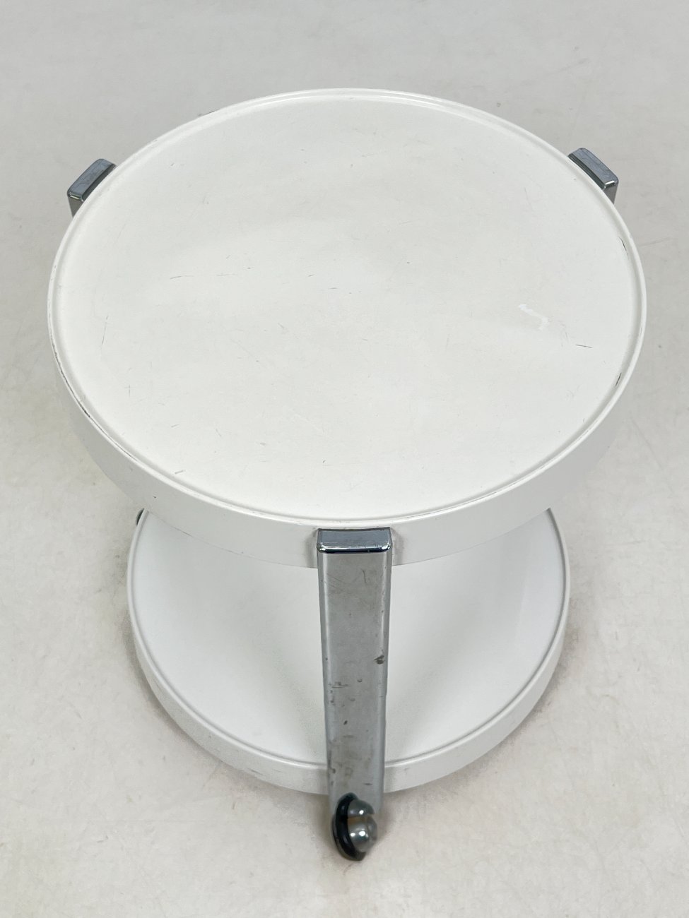 HN0176-stalai-3 Vintažinis plastikinis serviravimo staliukas ant ratukų 47,5×47,5×52,5 cm