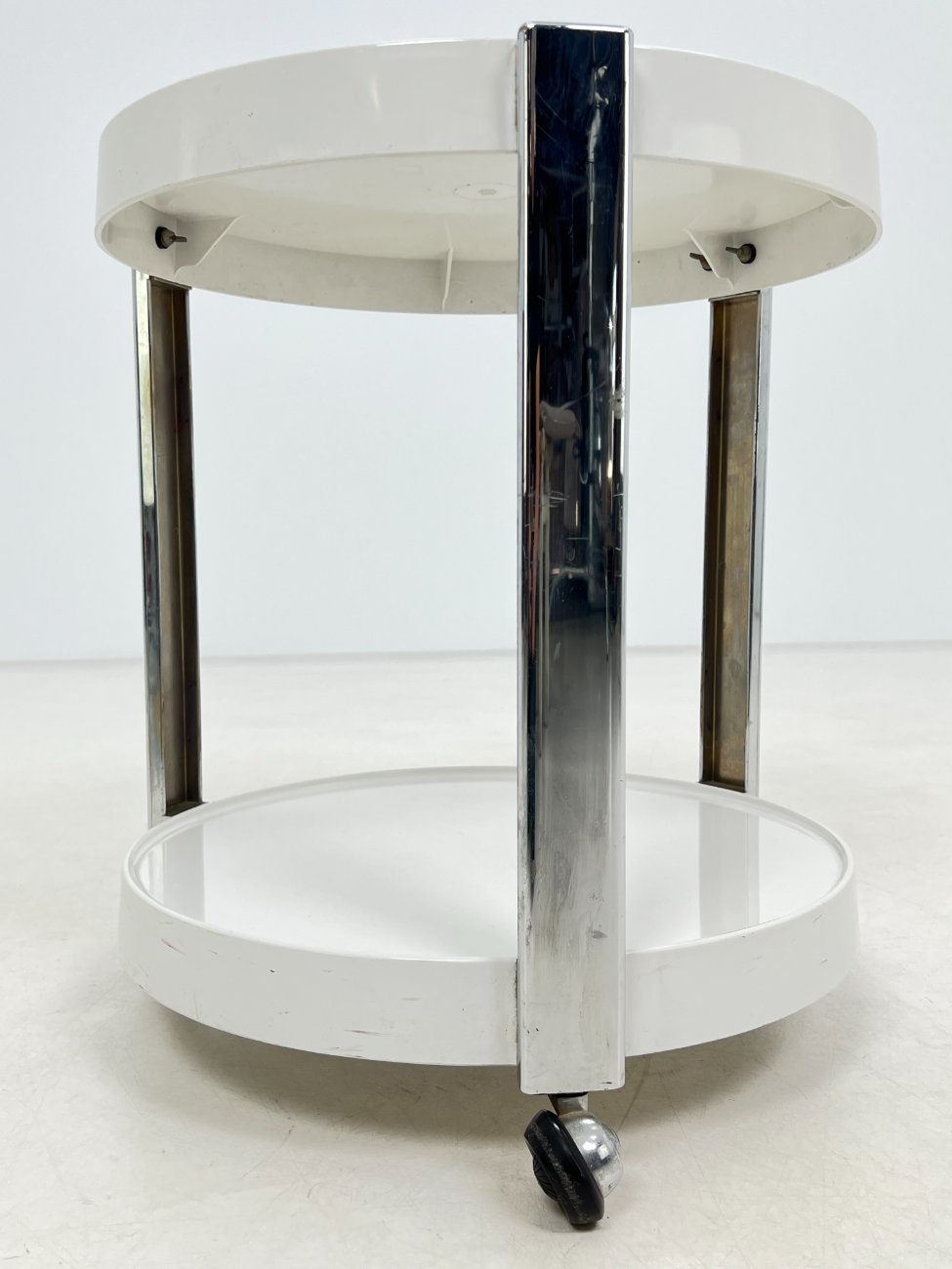 HN0176-stalai-4 Vintažinis plastikinis serviravimo staliukas ant ratukų 47,5×47,5×52,5 cm