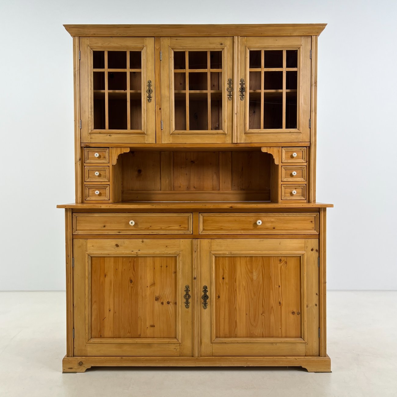 HN0180-bufetai-0 Pušies medžio bufetas 58,5x149x191 cm