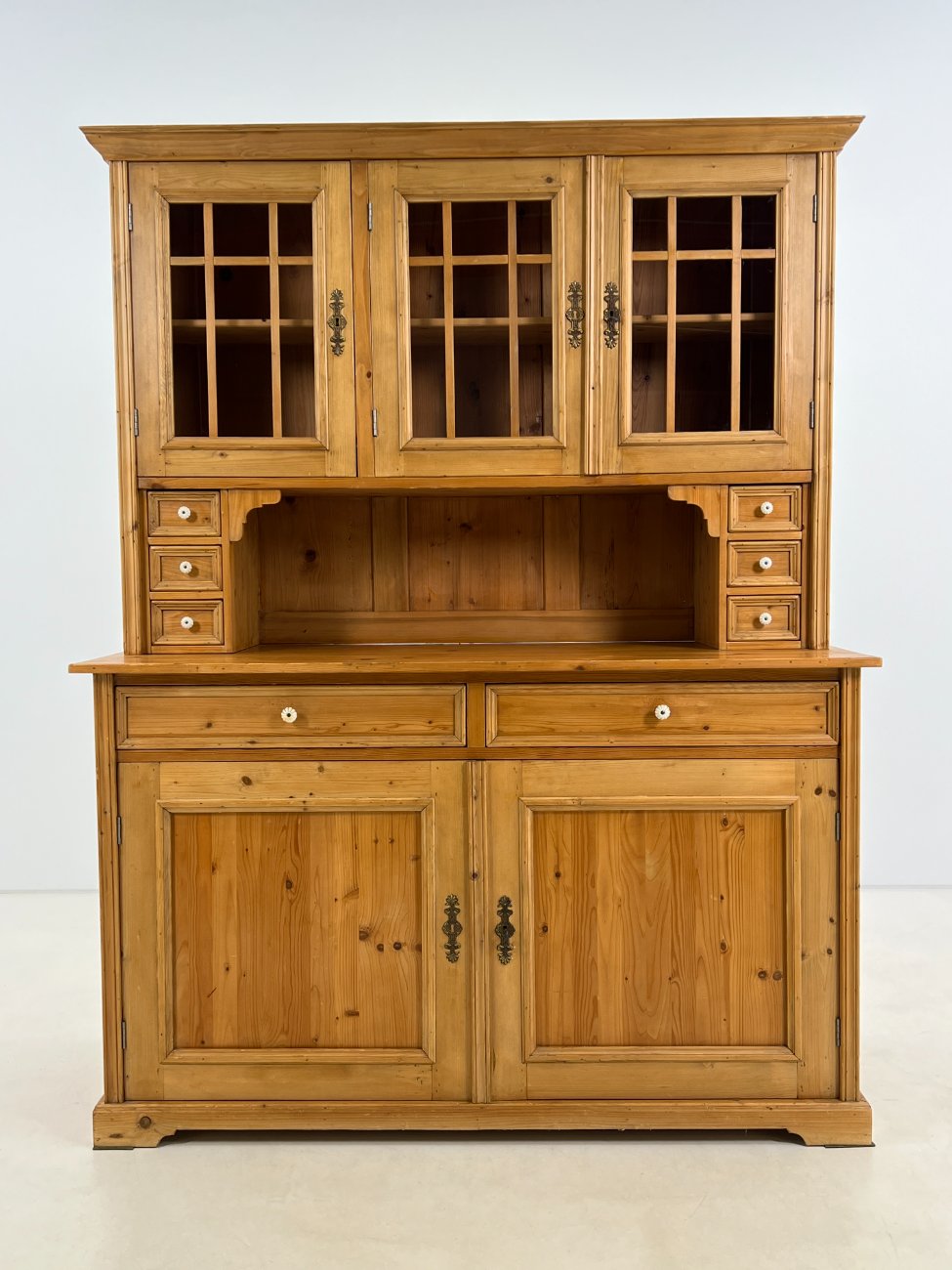 HN0180-bufetai-1 Pušies medžio bufetas 58,5x149x191 cm