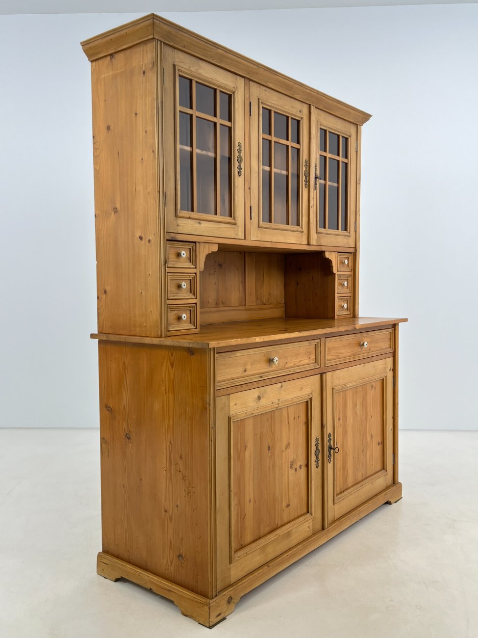 HN0180-bufetai-3 Pušies medžio bufetas 58,5x149x191 cm