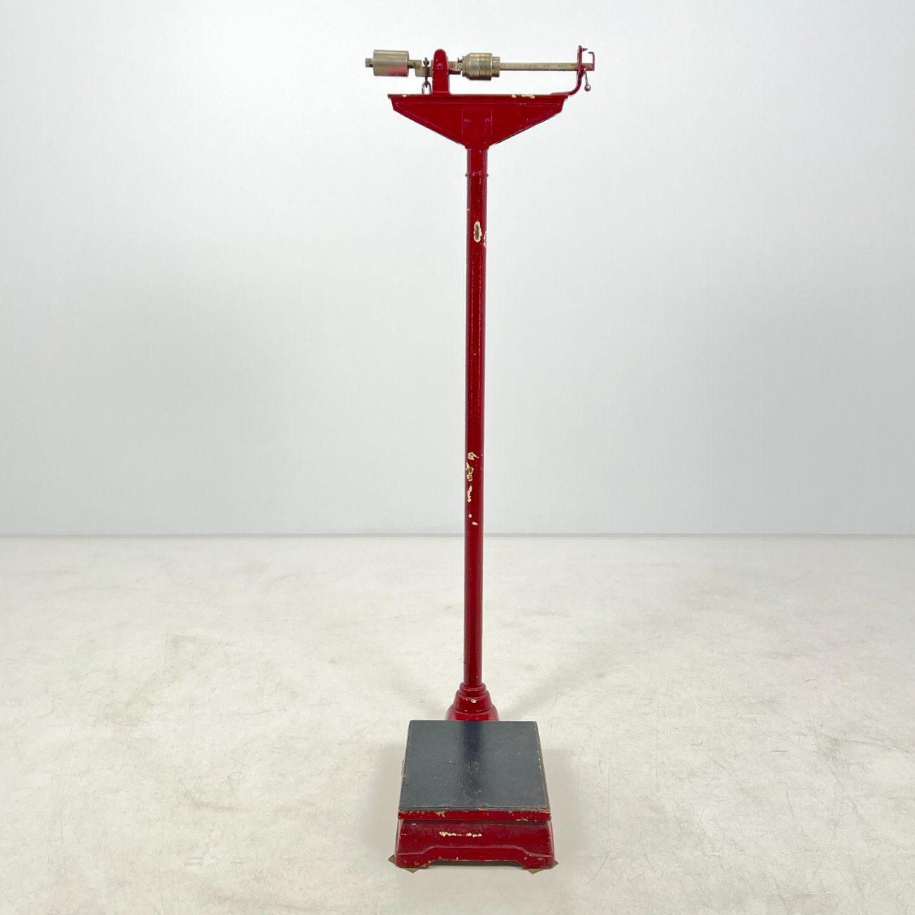 HN0219-svarstykles-0 Vintažinės, mechaninės svarstyklės iš ketaus ir metalo 58x44x143 cm