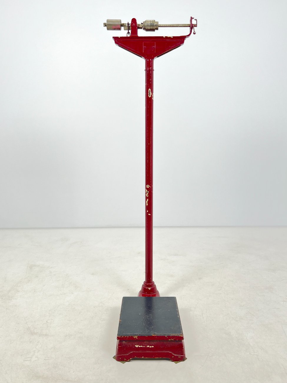 HN0219-svarstykles-1 Vintažinės, mechaninės svarstyklės iš ketaus ir metalo 58x44x143 cm