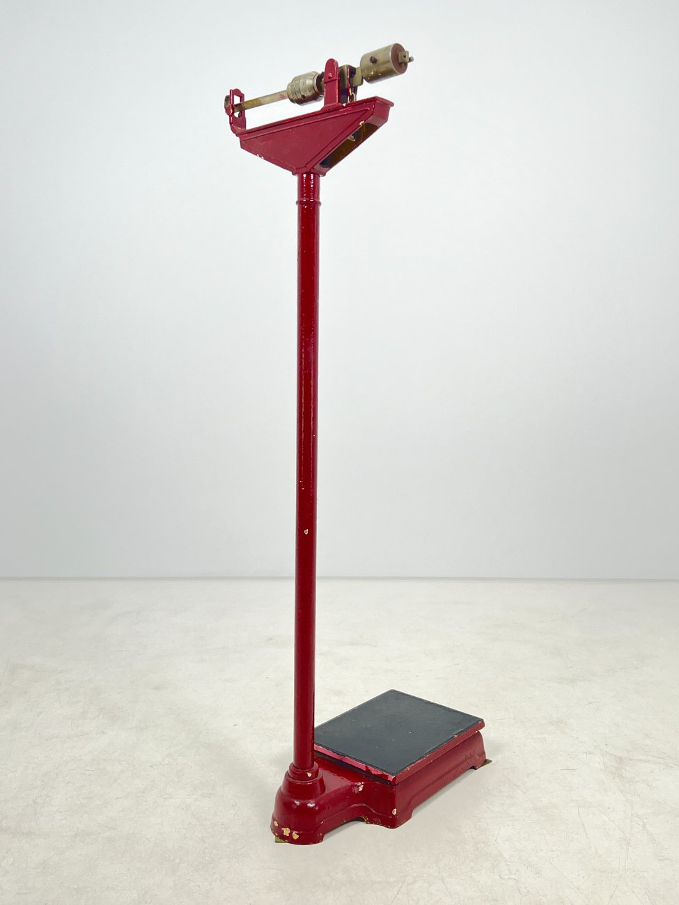 HN0219-svarstykles-10 Vintažinės, mechaninės svarstyklės iš ketaus ir metalo 58x44x143 cm