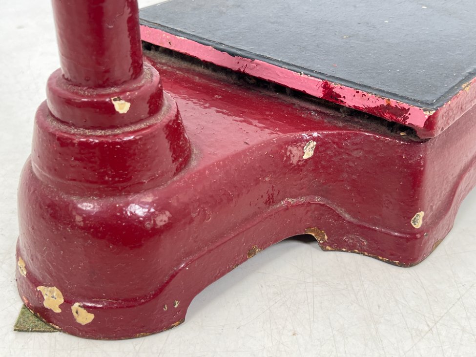 HN0219-svarstykles-11 Vintažinės, mechaninės svarstyklės iš ketaus ir metalo 58x44x143 cm