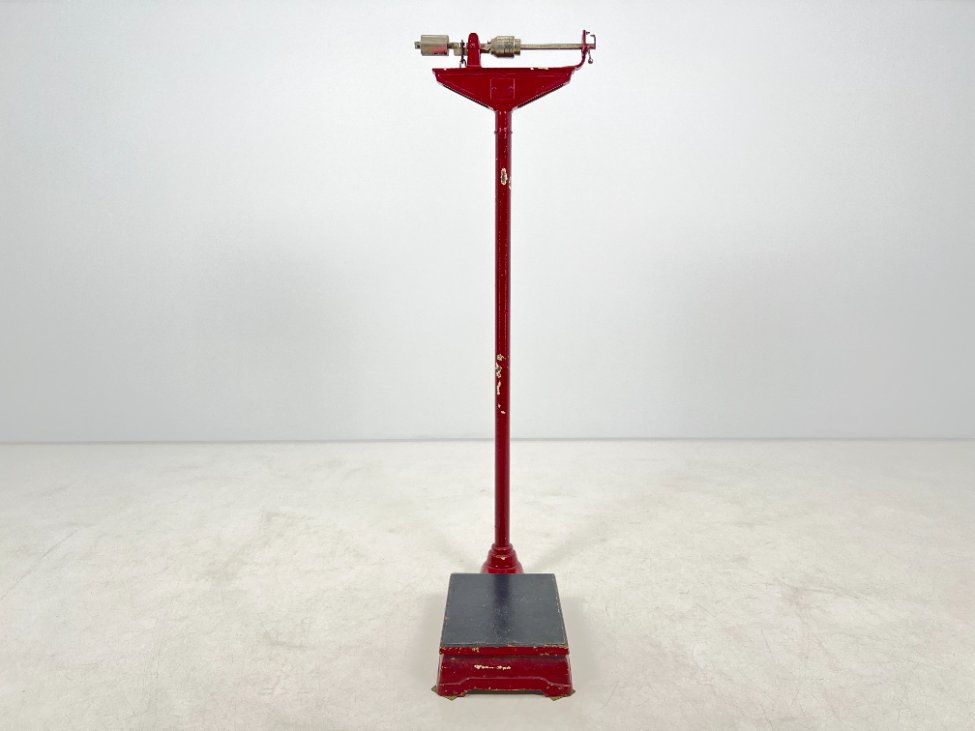 HN0219-svarstykles-2 Vintažinės, mechaninės svarstyklės iš ketaus ir metalo 58x44x143 cm