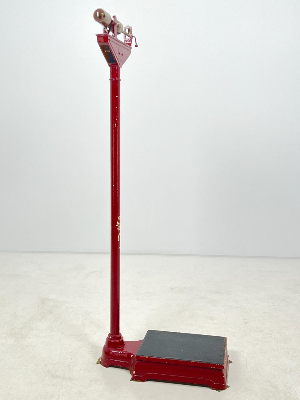 HN0219-svarstykles-3 Vintažinės, mechaninės svarstyklės iš ketaus ir metalo 58x44x143 cm