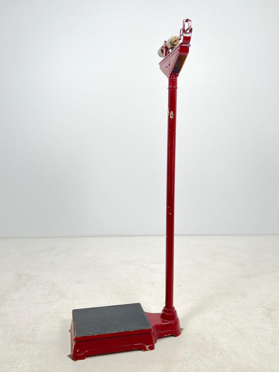 HN0219-svarstykles-4 Vintažinės, mechaninės svarstyklės iš ketaus ir metalo 58x44x143 cm