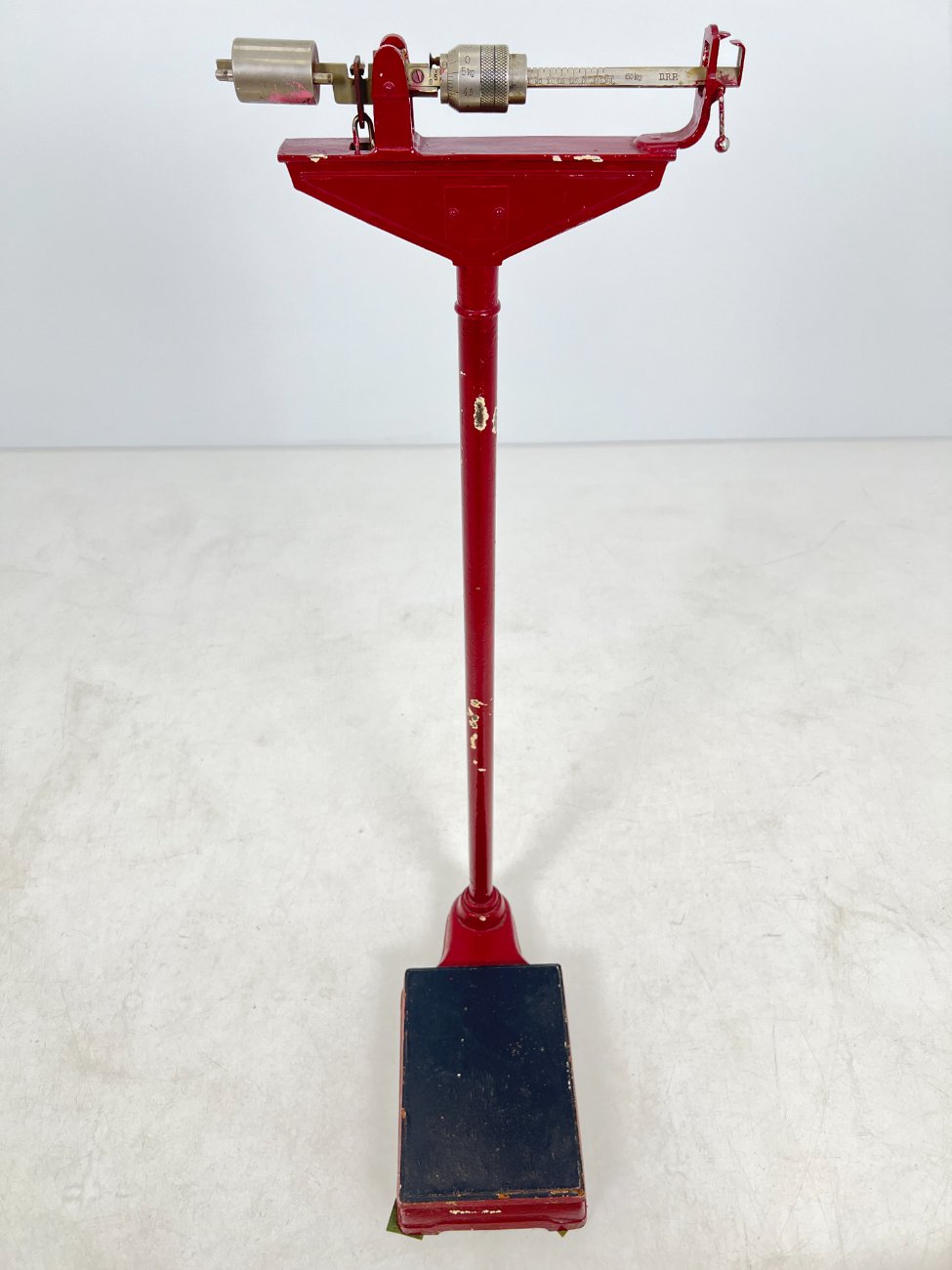 HN0219-svarstykles-5 Vintažinės, mechaninės svarstyklės iš ketaus ir metalo 58x44x143 cm