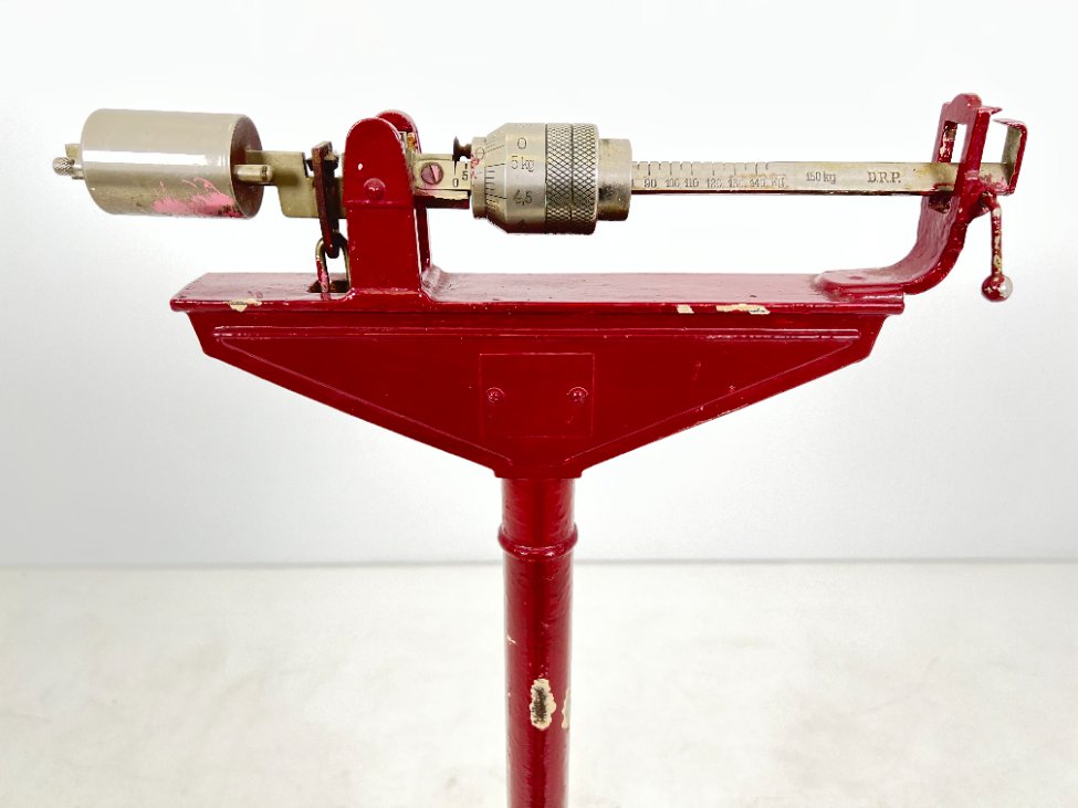 HN0219-svarstykles-6 Vintažinės, mechaninės svarstyklės iš ketaus ir metalo 58x44x143 cm