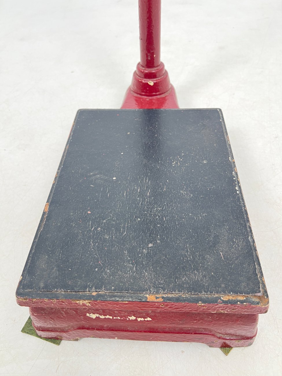 HN0219-svarstykles-7 Vintažinės, mechaninės svarstyklės iš ketaus ir metalo 58x44x143 cm