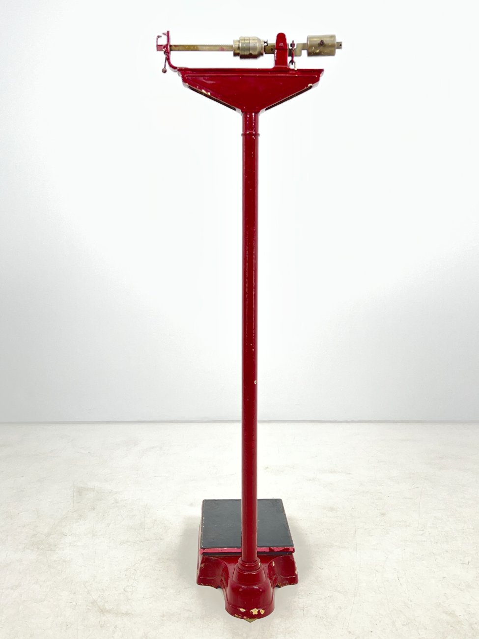 HN0219-svarstykles-8 Vintažinės, mechaninės svarstyklės iš ketaus ir metalo 58x44x143 cm