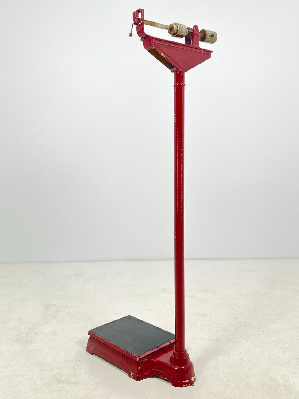 HN0219-svarstykles-9 Vintažinės, mechaninės svarstyklės iš ketaus ir metalo 58x44x143 cm