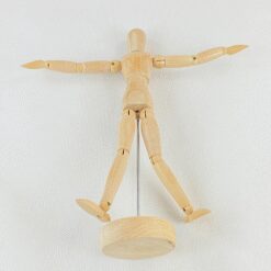 Medinė statula ant postamento – dailininko manekenas 5,5x6x23 cm