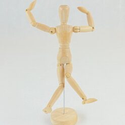 Medinė statula ant postamento – dailininko manekenas 5,5x6x23 cm