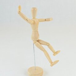Medinė statula ant postamento – dailininko manekenas 5,5x6x23 cm