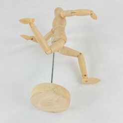 Medinė statula ant postamento – dailininko manekenas 5,5x6x23 cm