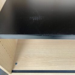 Medinė knygų lentyna su uždaroma apatine dalimi 45,5×100,5×159 cm