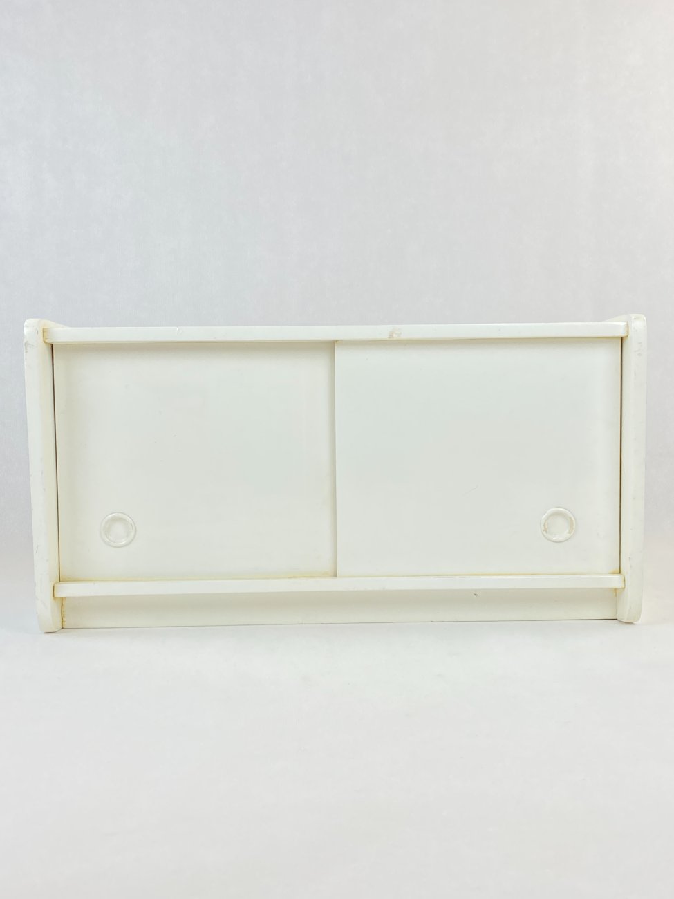 HN0273-spinteles-1 Pakabinama dviejų stumdomų durų spintelė su kabliukais 15,5×51,5×27 cm