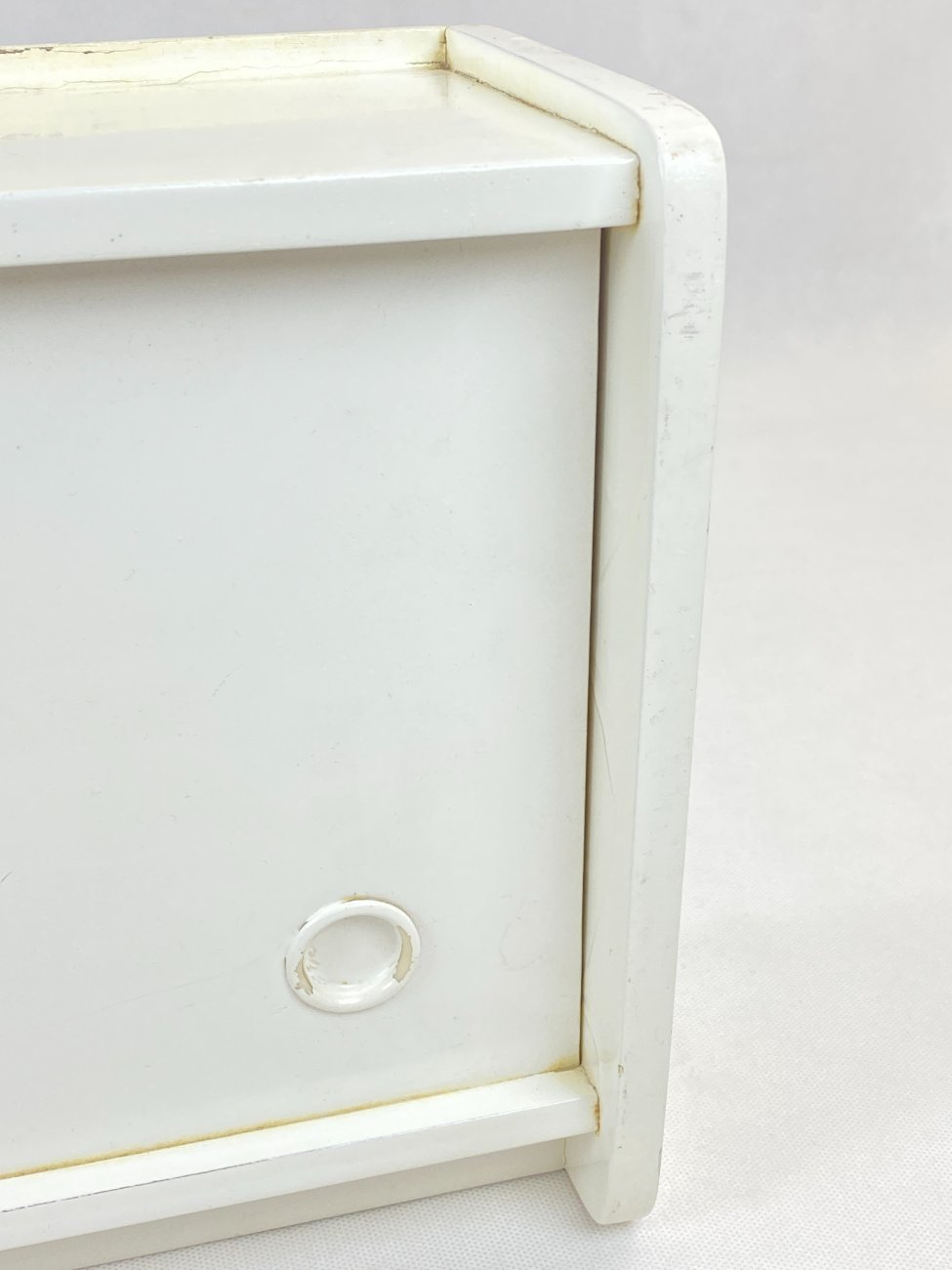 HN0273-spinteles-12 Pakabinama dviejų stumdomų durų spintelė su kabliukais 15,5×51,5×27 cm